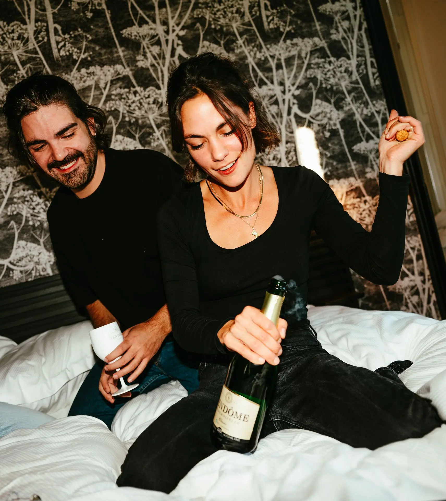 Couple buvant du champagne sans alcool marque Vendôme