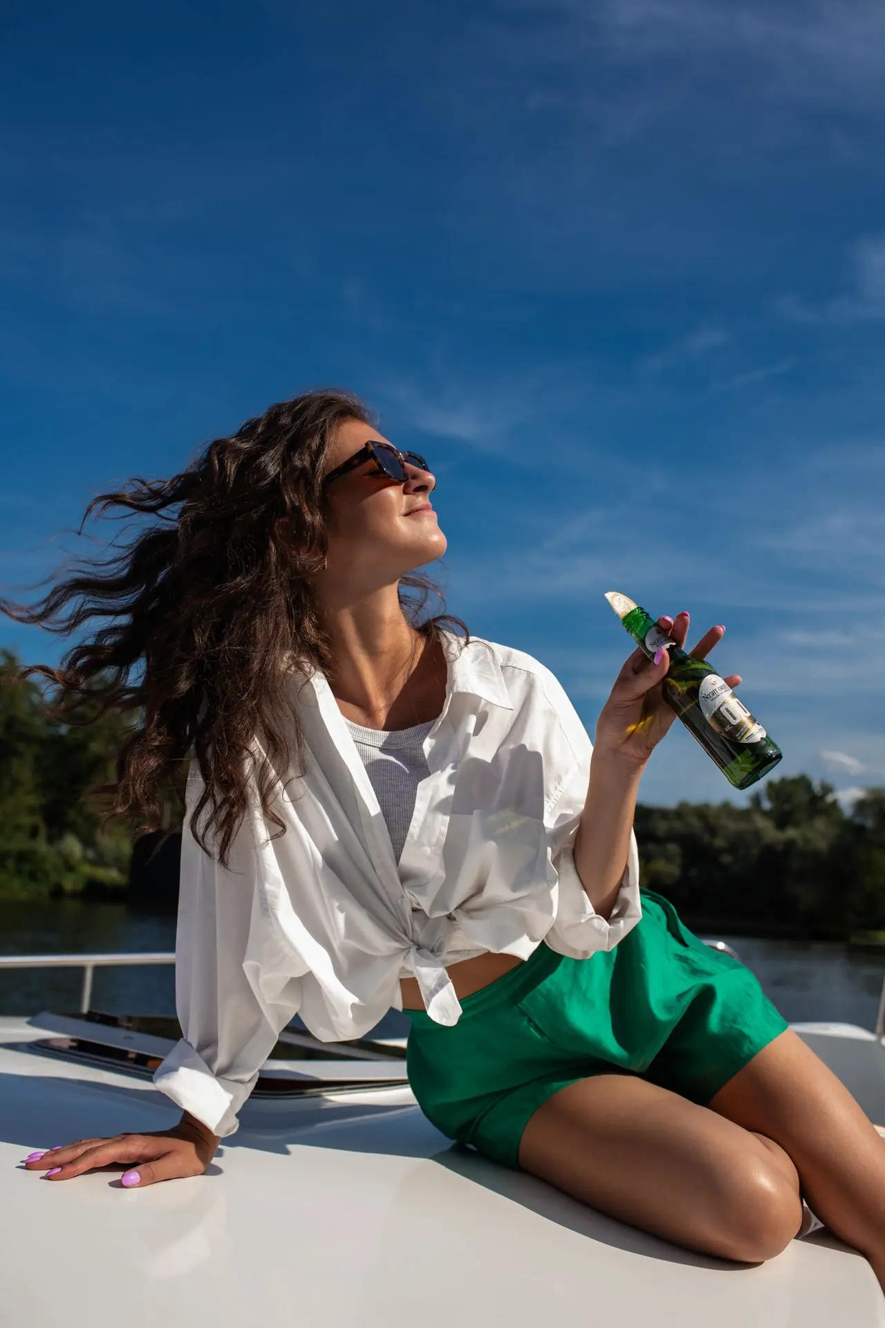 Femme buvant une bière 0.0% d'alcool