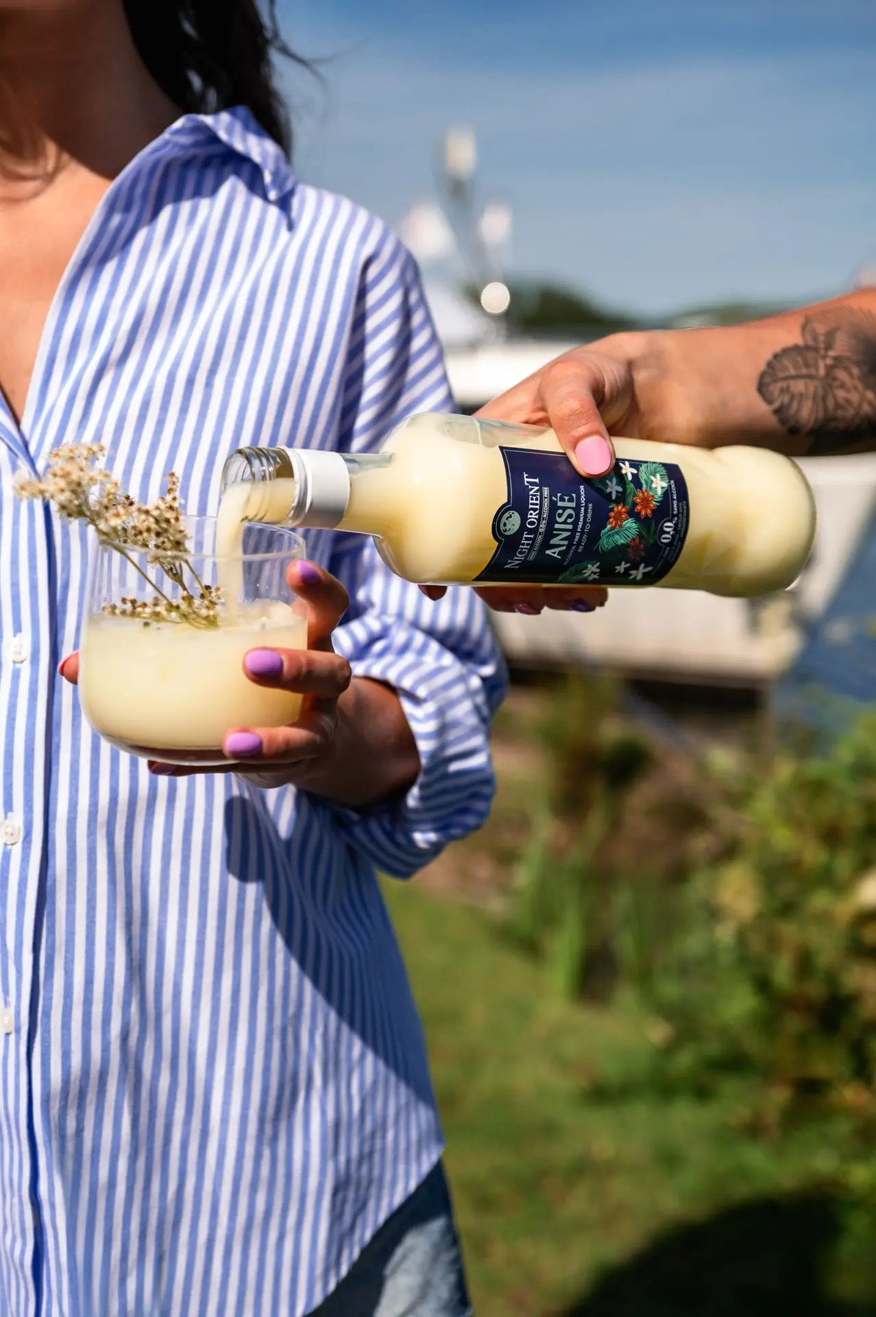 Femme buvant une Liqueurs 0.0%